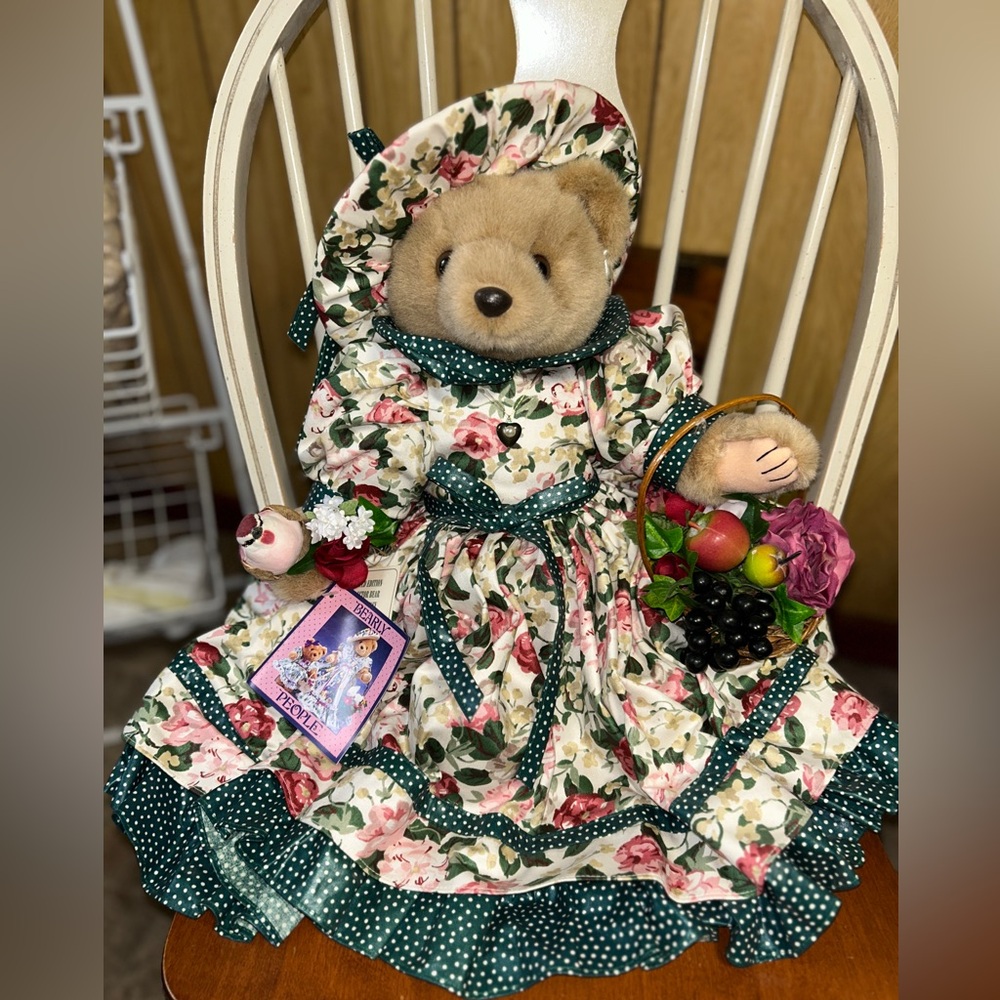 Vintage  collectible teddy bear from the Bearly People brand.
